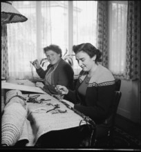 Producing a Smyrna carpet, 1951.