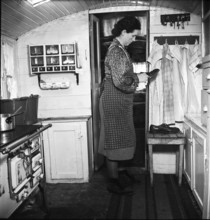 Yenish woman cleaning shoes, 1942.