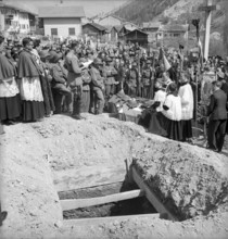 Funeral of a military patrol in the Valais, 1949.