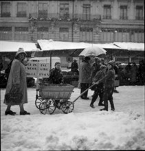 Snowfall in Lausanne: market, shopping for a school canteen; 1952.