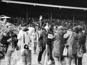 LCZ Meeting 1978, 400m hurdles: Edwin Moses surrounded by fotografers.