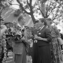 SAFFA fair 1958: Erika Rikli (r) congratulates the 500'000st visitor.