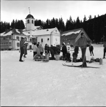Lenzerheide, preparation for search for avalanche victims; 1961.