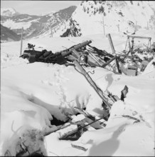 Fionnay VS, barracks of Grande Dixence SA destroyed avalanche; workers at clearing work, 1954.