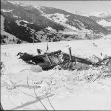 Fionnay VS, barracks of Grande Dixence SA destroyed avalanche; workers at clearing work, 1954.