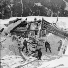 Fionnay VS, barracks of Grande Dixence SA destroyed avalanche; workers at clearing work, 1954.