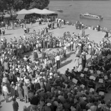 SAFFA fair 1958: visitors dancing to the music of Schaffhausen city orchestra.
