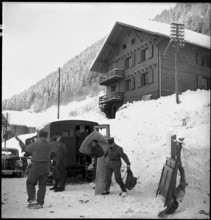 Jaun, 29 buildings destroyed by avalanche in the evacuated village, people taking away household