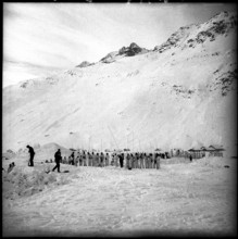 Avalanche in Andermatt; search for missed persons; 1951.