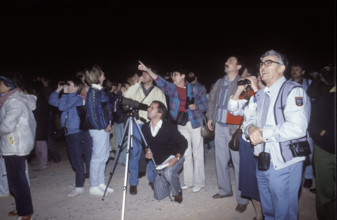 Spectators viewing the comet Halley, 1986.