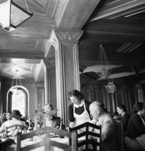 Jungfraujoch 1942:People in the Restaurant.