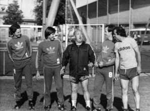 FCZ training 1978: Botteron, Martinelli, coach Cajkovski, Kuhn, Jerkovic.