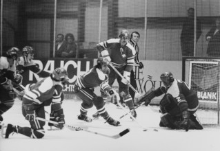 Switzerland - Austria, Dürst (centre, holding the puck), 1973.
