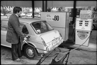 Fuelling low-lead petrol, 1971.