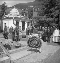 Maurice Schumann; laying of a wreath as a sign of friendship between France and Switzerland; 1953.