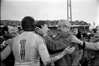 Cup final 1975: Congratulations for FC Basel coach Benthaus.