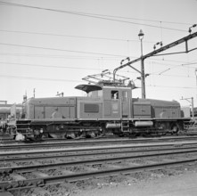 New engine of the type Ee 6/6 in the station of Zurich, 1952.