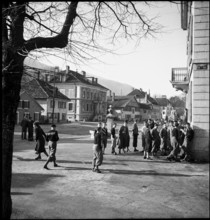 Val de Travers: Pupils in front of their schoolhouse in Fleurier; 1950.