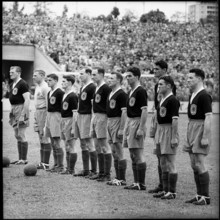WC qualifier 1957: Switzerland - Scotland; the Scotish team.