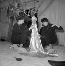 Zurich; Feldpausch fashion store; window dresser; 1950.
