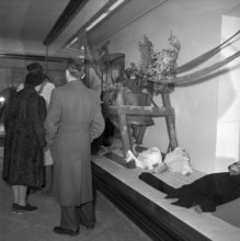 Zurich; Feldpausch fashion store; christmas shop window; 1950.