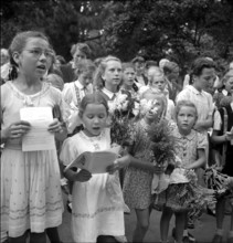 Zurich, National Holiday celebration; children's choir singing in front of the cantonal hospital;