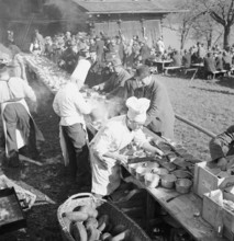 Serving of the meals at the Rütlischiessen, 1942.