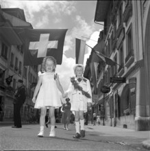Two children holding hands, Solennität in Burgdorf 1951.