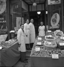Employees in a grocery store; 1942.
