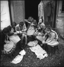 Preparations of the Räbeliechtli procession in Richterswil, 1939.