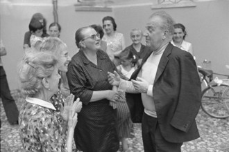 Nello Celio talking with several women in Tessin; 1972.