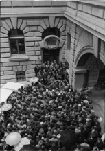 People waiting for Roger Bonvin, newly elected federal councillor; 1962.