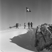 People on the Weisshorn, Arosa, 1959.