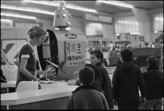 stand of Ford; robot as entertainment, attraction.