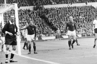 Soccer World Cup 1966, The final: England - Germany; Referee Dienst, Moore.