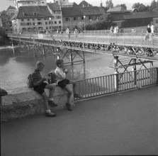Solothurn; Boys eating ice cream, Kreuzacker bridge; 1961.