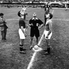 Football WC 1954: Switzerland - Italy; Coin toss.