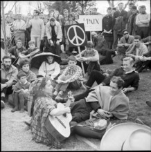 Demonstrator; Hippies; Easter march 1963.
