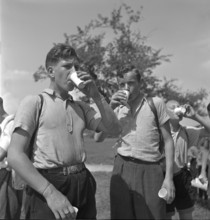 Volunteer pre-instruction; kit march; 1943.