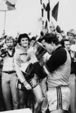 Swiss Champion FC Zürich 1980/81: Coach Jeandupeux, goalkeeper Grob with the cup, Urs Schönenberger