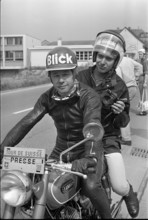 Tour de Suisse 1969: Fahrer Taveri and Blick fotographer Gerber.