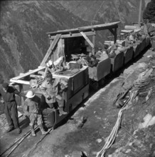 Journalists in the tunnel train Murtaira-Albigna 1958.
