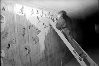Railway station Tiefenbrunnen: Scholars paint subway, 1972.