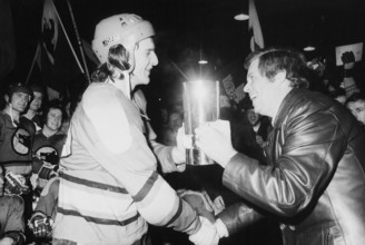 NLA 1973/74: Swiss Champion SC Bern, Dellsperger with trophy.