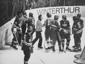 NLA 1973/74: EHC Kloten - SC Bern, referees separating players.