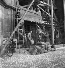 WW 2: bombing in Switzerland; preventive measures, Berne 1940.