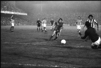 Cup winners cup 1975/76: FC Basel - Athletico Madrid; Keeper Kunz.