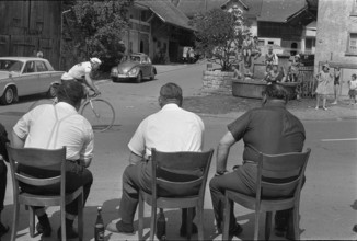 Tour de Suisse 1967: Spectators waiting for action.