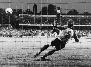 Keeper Roger Berbig, Grasshoppers Zurich, 1983.