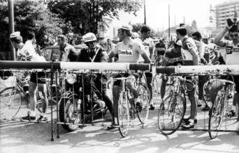 Tour de Suisse 1970: The field with yellow jersey bearer Rudi Altig stopped by a barrier.